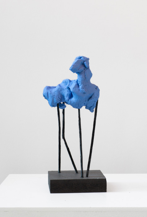 Erste Position (2025) / handmodelliert, Steingut, engobiert, Metalldraht, h 21 cm
