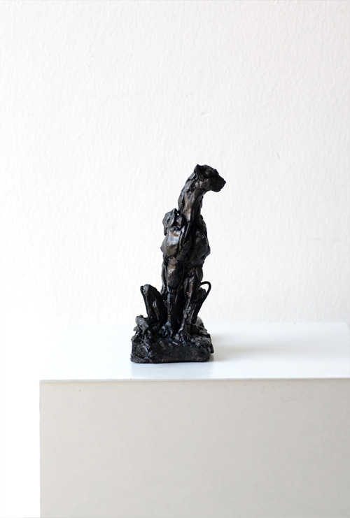 Gepard (2025) / handmodelliert, Steingut, Metalldraht, Tusche