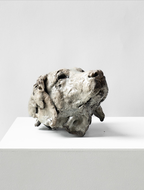 Luna (2024) / handmodelliert, Steingut, Raku Holzbrand, h 14 cm