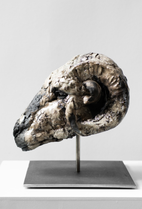 Montafon (2025) / handmodelliert, Steingut, glasiert, Raku Holzbrand, h 25 cm