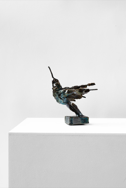 Santa Cruz (2025) / handmodelliert, Steingut, Metalldraht, Raku Holzbrand