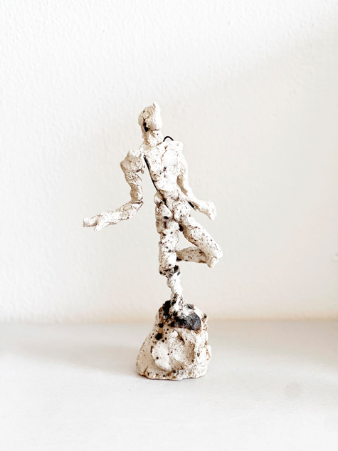 Tänzer (2025) / handmodelliert, Keramik, glasiert, Obvara Raku Holzbrand